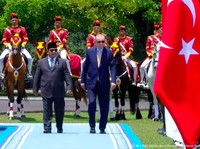 Potret Hangat Prabowo Temani Erdogan di Upacara Penyambutan Kenegaraan