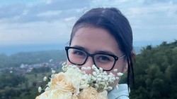 Momen Prilly Latuconsina Dapat Buket Bunga Pengantin, Tak Henti Dipamerkan