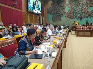 Pantun Mendikdasmen di DPR: Walau Anggaran Dipangkas, Rakyat Tetap Terjamin