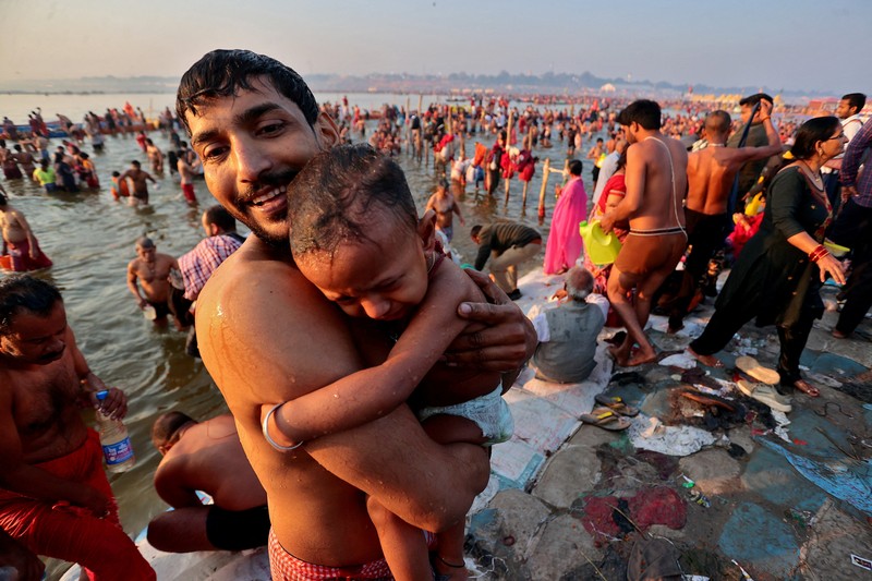 Ratusan orang melakukan ritual mandi di festival Maha Kumbh Mela yang sedang berlangsung di India, Rabu (12/2/2025). (REUTERS/Ritesh Shukla) Ratusan orang melakukan ritual mandi di festival Maha Kumbh Mela yang sedang berlangsung di India, Rabu (12/2/2025). (REUTERS/Ritesh Shukla)