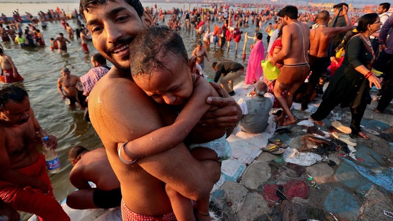 Ratusan orang melakukan ritual mandi di festival Maha Kumbh Mela yang sedang berlangsung di India, Rabu (12/2/2025). (REUTERS/Ritesh Shukla)