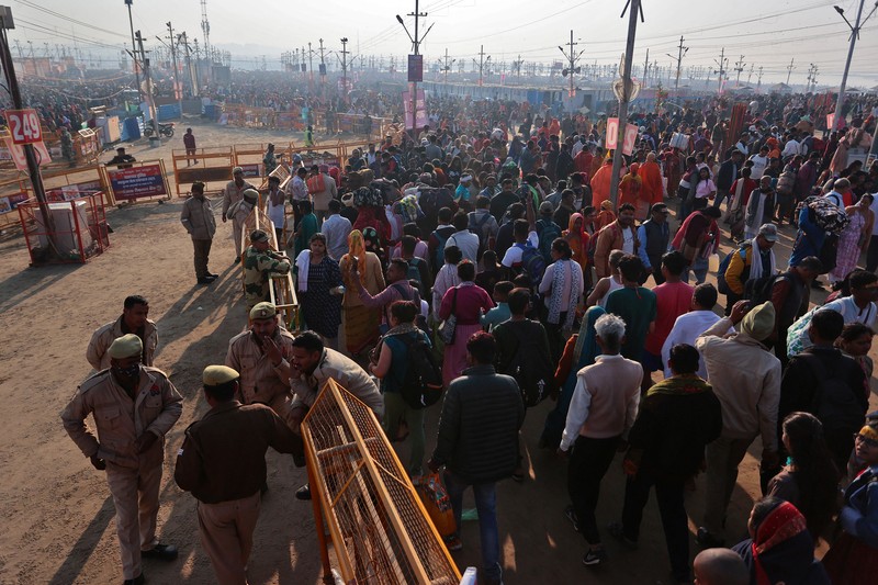 Ratusan orang melakukan ritual mandi di festival Maha Kumbh Mela yang sedang berlangsung di India, Rabu (12/2/2025). (REUTERS/Ritesh Shukla) Ratusan orang melakukan ritual mandi di festival Maha Kumbh Mela yang sedang berlangsung di India, Rabu (12/2/2025). (REUTERS/Ritesh Shukla)