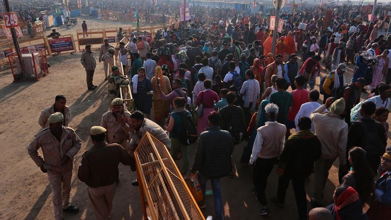 Ratusan orang melakukan ritual mandi di festival Maha Kumbh Mela yang sedang berlangsung di India, Rabu (12/2/2025). (REUTERS/Ritesh Shukla)