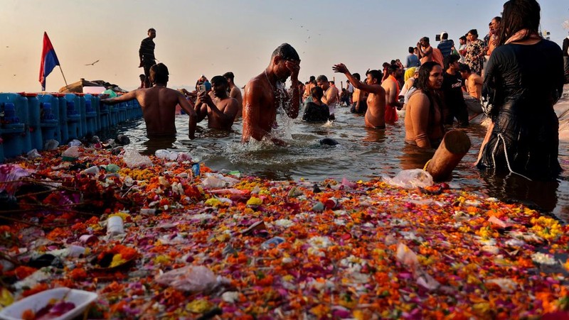 Ratusan orang melakukan ritual mandi di festival Maha Kumbh Mela yang sedang berlangsung di India, Rabu (12/2/2025). (REUTERS/Ritesh Shukla)