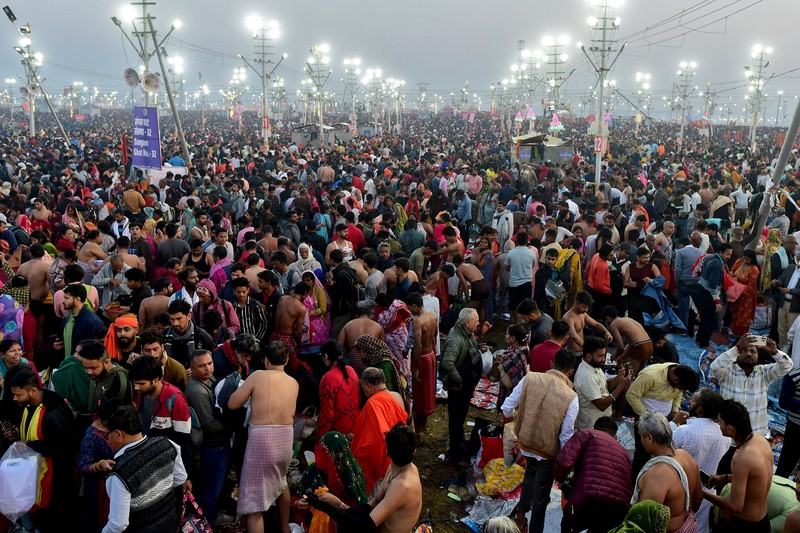 Ratusan orang melakukan ritual mandi di festival Maha Kumbh Mela yang sedang berlangsung di India, Rabu (12/2/2025). (REUTERS/Ritesh Shukla) Ratusan orang melakukan ritual mandi di festival Maha Kumbh Mela yang sedang berlangsung di India, Rabu (12/2/2025). (REUTERS/Ritesh Shukla)