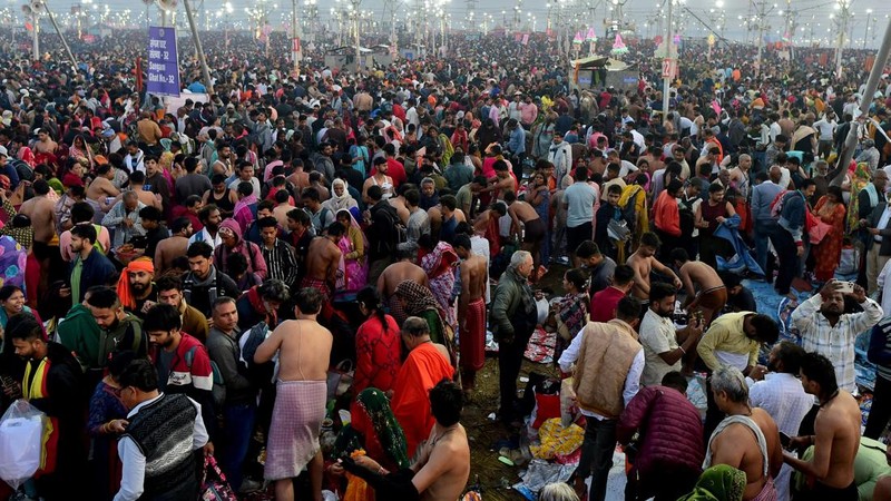 Ratusan orang melakukan ritual mandi di festival Maha Kumbh Mela yang sedang berlangsung di India, Rabu (12/2/2025). (REUTERS/Ritesh Shukla)