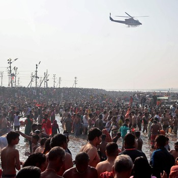 Potret Jutaan Orang Penuhi Sungai 'Mistis' India dalam Ritual Suci