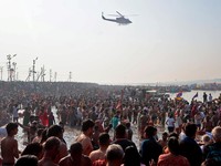 Potret Jutaan Orang Penuhi Sungai 'Mistis' India dalam Ritual Suci