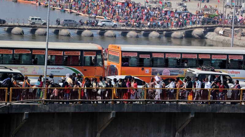 Ratusan orang melakukan ritual mandi di festival Maha Kumbh Mela yang sedang berlangsung di India, Rabu (12/2/2025). (REUTERS/Ritesh Shukla)