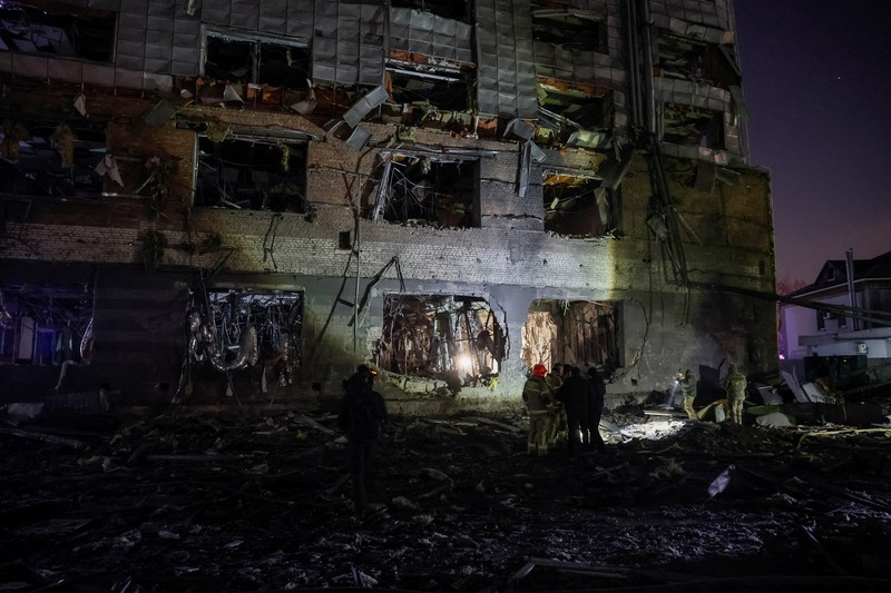 Serangan rudal Rusia di ibu kota Ukraina, Kyiv, menewaskan sedikitnya satu orang pada hari Rabu (12/2). (REUTERS/Gleb Garanich) Serangan rudal Rusia di ibu kota Ukraina, Kyiv, menewaskan sedikitnya satu orang pada hari Rabu (12/2). (REUTERS/Gleb Garanich)