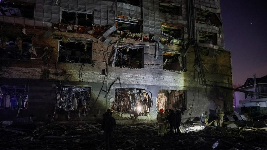 Serangan rudal Rusia di ibu kota Ukraina, Kyiv, menewaskan sedikitnya satu orang pada hari Rabu (12/2). (REUTERS/Gleb Garanich)