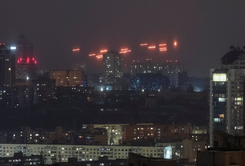Serangan rudal Rusia di ibu kota Ukraina, Kyiv, menewaskan sedikitnya satu orang pada hari Rabu (12/2). (REUTERS/Gleb Garanich)