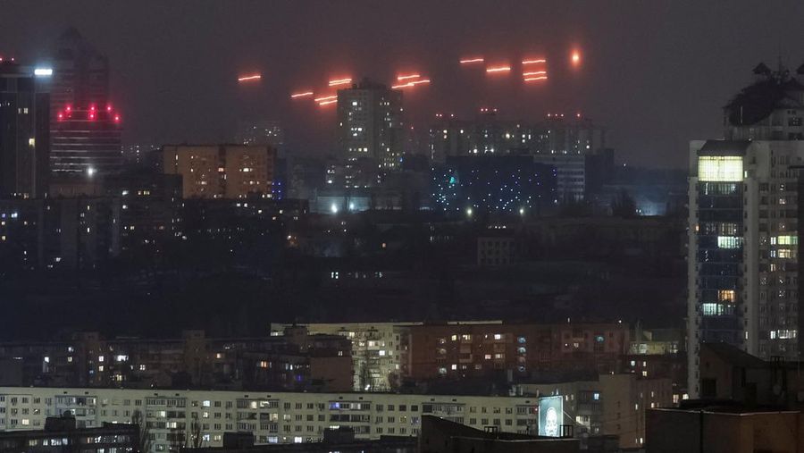 Serangan rudal Rusia di ibu kota Ukraina, Kyiv, menewaskan sedikitnya satu orang pada hari Rabu (12/2). (REUTERS/Gleb Garanich)