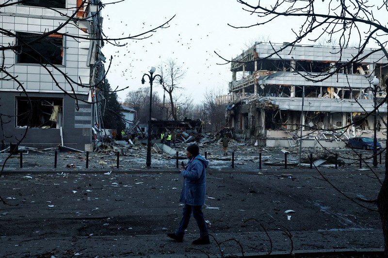 Serangan rudal Rusia di ibu kota Ukraina, Kyiv, menewaskan sedikitnya satu orang pada hari Rabu (12/2). (REUTERS/Gleb Garanich)