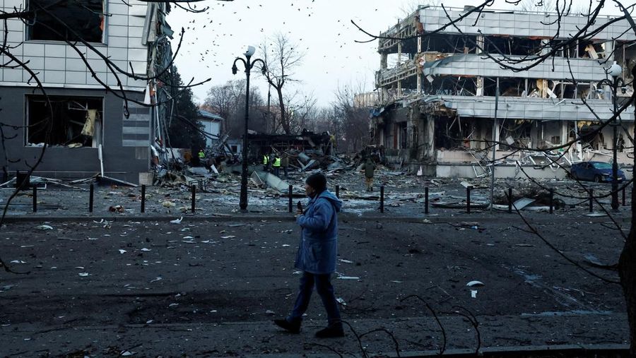 Serangan rudal Rusia di ibu kota Ukraina, Kyiv, menewaskan sedikitnya satu orang pada hari Rabu (12/2). (REUTERS/Gleb Garanich)