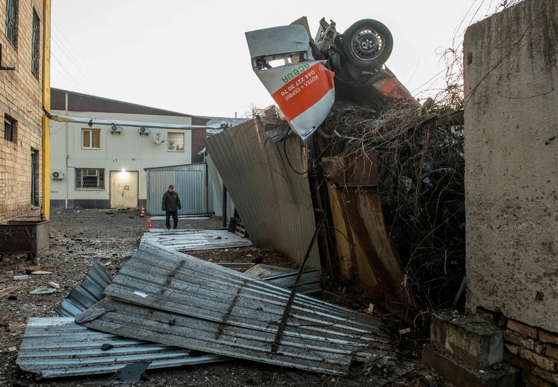 Serangan rudal Rusia di ibu kota Ukraina, Kyiv, menewaskan sedikitnya satu orang pada hari Rabu (12/2). (REUTERS/Gleb Garanich) Serangan rudal Rusia di ibu kota Ukraina, Kyiv, menewaskan sedikitnya satu orang pada hari Rabu (12/2). (REUTERS/Gleb Garanich)