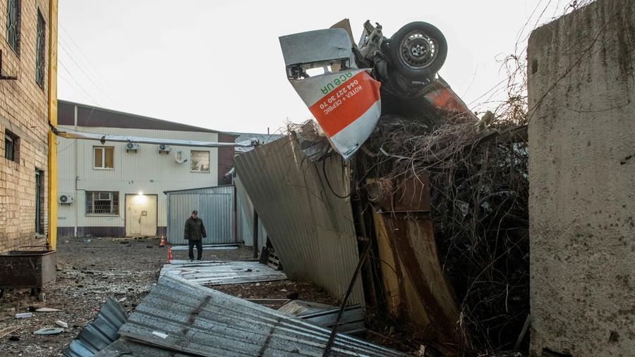 Serangan rudal Rusia di ibu kota Ukraina, Kyiv, menewaskan sedikitnya satu orang pada hari Rabu (12/2). (REUTERS/Gleb Garanich)