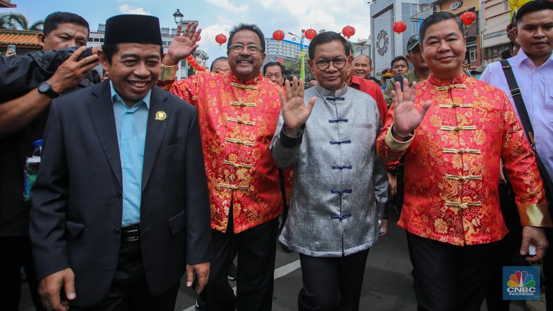 Warga memadati perayaan Cap Go Meh di kawasan Pecinan Glodok, Jakarta, Rabu (12/1/2025). Perayaan Cap Go Meh 2025 yang mengusung tema keberagaman budaya Betawi dan China ini digelar sabagai puncak perayaan Imlek 2576 Kongzili. (CNBC Indonesia/Faisal Rahman)