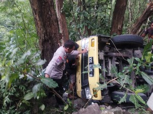 Truk Muatan Cat Terguling Masuk Jurang di Dlingo Bantul