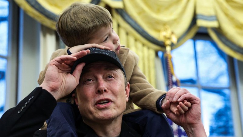 A combination picture shows Elon Musk speaking as he carries his son,  X Æ A-12 on his shoulders, next to U.S. President Donald Trump (not pictured) in the Oval Office of the White House in Washington, D.C., U.S., February 11, 2025.   REUTERS/Kevin Lamarque