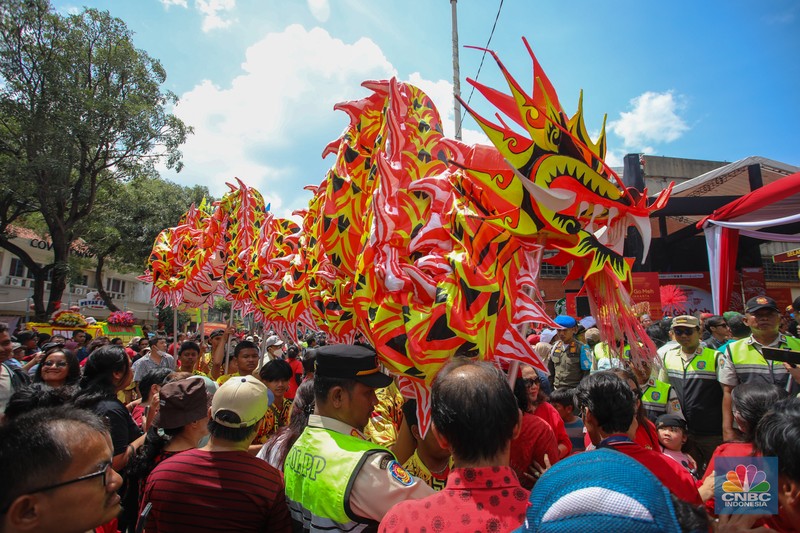 Warga memadati perayaan Cap Go Meh di kawasan Pecinan Glodok, Jakarta, Rabu (12/1/2025). Perayaan Cap Go Meh 2025 yang mengusung tema keberagaman budaya Betawi dan China ini digelar sabagai puncak perayaan Imlek 2576 Kongzili. (CNBC Indonesia/Faisal Rahman) Warga memadati perayaan Cap Go Meh di kawasan Pecinan Glodok, Jakarta, Rabu (12/1/2025). Perayaan Cap Go Meh 2025 yang mengusung tema keberagaman budaya Betawi dan China ini digelar sabagai puncak perayaan Imlek 2576 Kongzili. (CNBC Indonesia/Faisal Rahman)