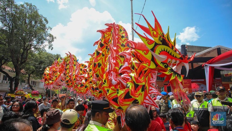 Warga memadati perayaan Cap Go Meh di kawasan Pecinan Glodok, Jakarta, Rabu (12/1/2025). Perayaan Cap Go Meh 2025 yang mengusung tema keberagaman budaya Betawi dan China ini digelar sabagai puncak perayaan Imlek 2576 Kongzili. (CNBC Indonesia/Faisal Rahman)
