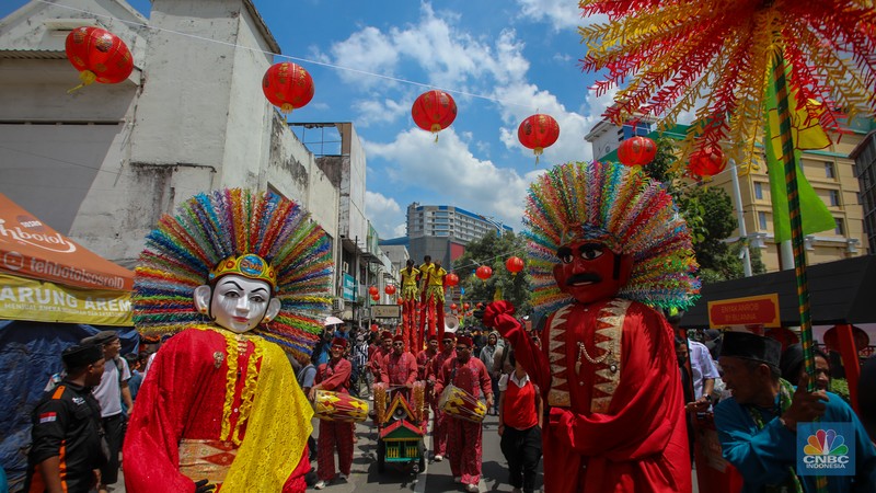 Warga memadati perayaan Cap Go Meh di kawasan Pecinan Glodok, Jakarta, Rabu (12/1/2025). Perayaan Cap Go Meh 2025 yang mengusung tema keberagaman budaya Betawi dan China ini digelar sabagai puncak perayaan Imlek 2576 Kongzili. (CNBC Indonesia/Faisal Rahman) Warga memadati perayaan Cap Go Meh di kawasan Pecinan Glodok, Jakarta, Rabu (12/1/2025). Perayaan Cap Go Meh 2025 yang mengusung tema keberagaman budaya Betawi dan China ini digelar sabagai puncak perayaan Imlek 2576 Kongzili. (CNBC Indonesia/Faisal Rahman)