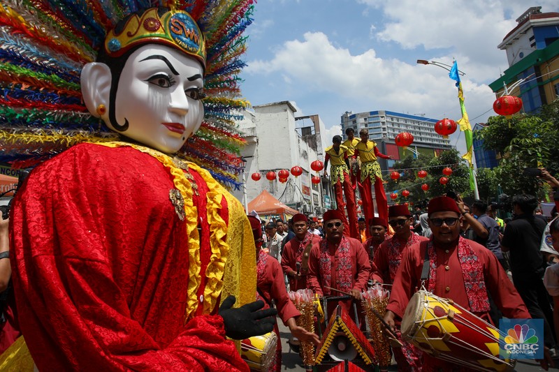 Warga memadati perayaan Cap Go Meh di kawasan Pecinan Glodok, Jakarta, Rabu (12/1/2025). Perayaan Cap Go Meh 2025 yang mengusung tema keberagaman budaya Betawi dan China ini digelar sabagai puncak perayaan Imlek 2576 Kongzili. (CNBC Indonesia/Faisal Rahman) Warga memadati perayaan Cap Go Meh di kawasan Pecinan Glodok, Jakarta, Rabu (12/1/2025). Perayaan Cap Go Meh 2025 yang mengusung tema keberagaman budaya Betawi dan China ini digelar sabagai puncak perayaan Imlek 2576 Kongzili. (CNBC Indonesia/Faisal Rahman)