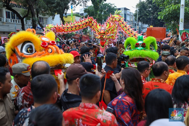 Warga memadati perayaan Cap Go Meh di kawasan Pecinan Glodok, Jakarta, Rabu (12/1/2025). Perayaan Cap Go Meh 2025 yang mengusung tema keberagaman budaya Betawi dan China ini digelar sabagai puncak perayaan Imlek 2576 Kongzili. (CNBC Indonesia/Faisal Rahman) Warga memadati perayaan Cap Go Meh di kawasan Pecinan Glodok, Jakarta, Rabu (12/1/2025). Perayaan Cap Go Meh 2025 yang mengusung tema keberagaman budaya Betawi dan China ini digelar sabagai puncak perayaan Imlek 2576 Kongzili. (CNBC Indonesia/Faisal Rahman)