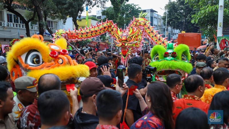 Warga memadati perayaan Cap Go Meh di kawasan Pecinan Glodok, Jakarta, Rabu (12/1/2025). Perayaan Cap Go Meh 2025 yang mengusung tema keberagaman budaya Betawi dan China ini digelar sabagai puncak perayaan Imlek 2576 Kongzili. (CNBC Indonesia/Faisal Rahman)