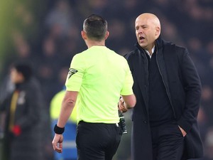 Arne Slot Protes Wasit sampai Dihukum, Begini Kata-kata Pedasnya