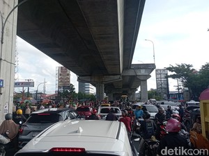 Polisi Alihkan Arus Lalin Jalan AP Pettarani Makassar Imbas Eksekusi Ruko