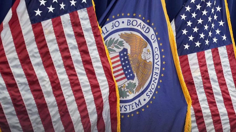 Bendera Amerika Serikat dan Federal Reserve. (AP Photo/Jacquelyn Martin/File Foto)