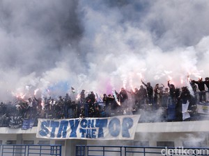 Bentuk Cinta Kuburan Band untuk Persib dan Bobotoh