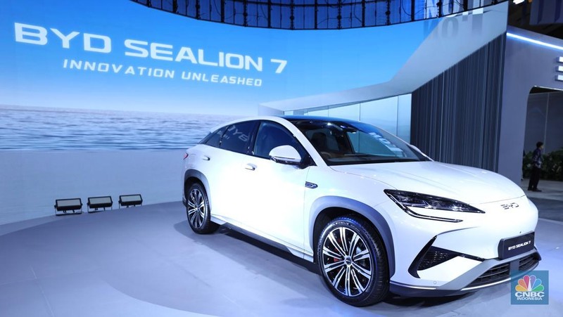 PT Honda Prospect Motor (HPM) resmi meluncurkan mobil listrik pertamanya untuk pasar Indonesia, Honda e:N1 di Indonesia International Motor Show (IIMS) 2025, Jakarta, Kamis (13/2/2025). (CNBC Indonesia/Tri Susilo)