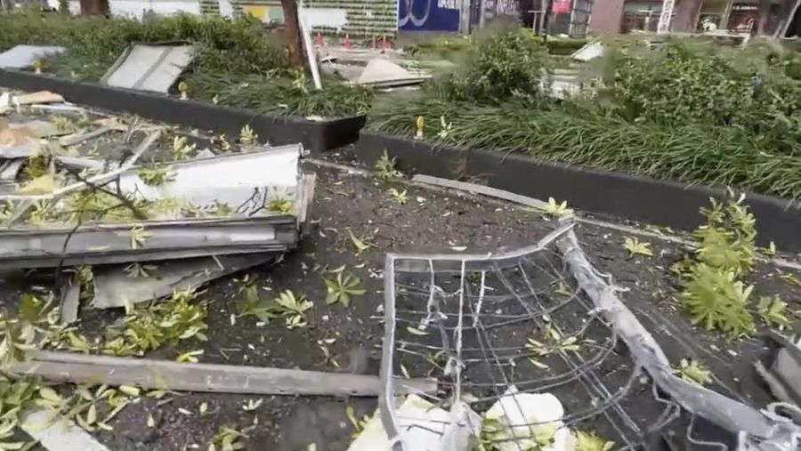 Gambar yang diambil dari video oleh TVBS Taiwan ini menunjukkan fasad bangunan department store Shin Kong Mitsukoshi yang rusak setelah ledakan di kota Taichung di Taiwan pada hari Kamis, 13 Februari 2025. (TVBS via AP )