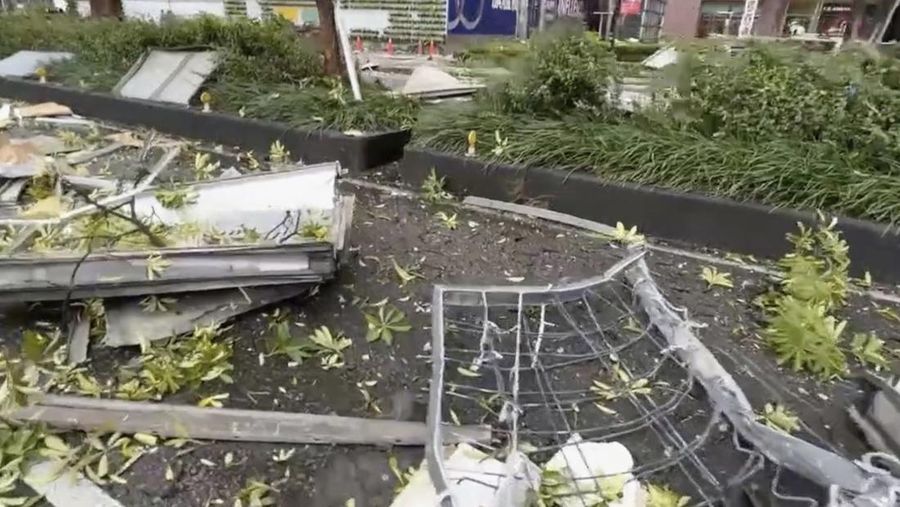 Gambar yang diambil dari video oleh TVBS Taiwan ini menunjukkan fasad bangunan department store Shin Kong Mitsukoshi yang rusak setelah ledakan di kota Taichung di Taiwan pada hari Kamis, 13 Februari 2025. Gambar yang diambil dari video oleh TVBS Taiwan ini menunjukkan fasad bangunan department store Shin Kong Mitsukoshi yang rusak setelah ledakan di kota Taichung di Taiwan pada hari Kamis, 13 Februari 2025. (TVBS via AP )