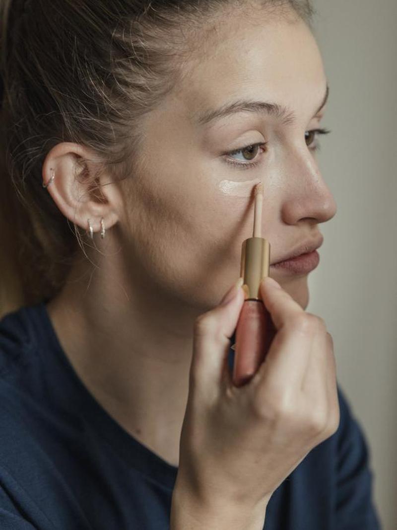Apakah Warna Concealer Harus Lebih Terang dari Foundation?