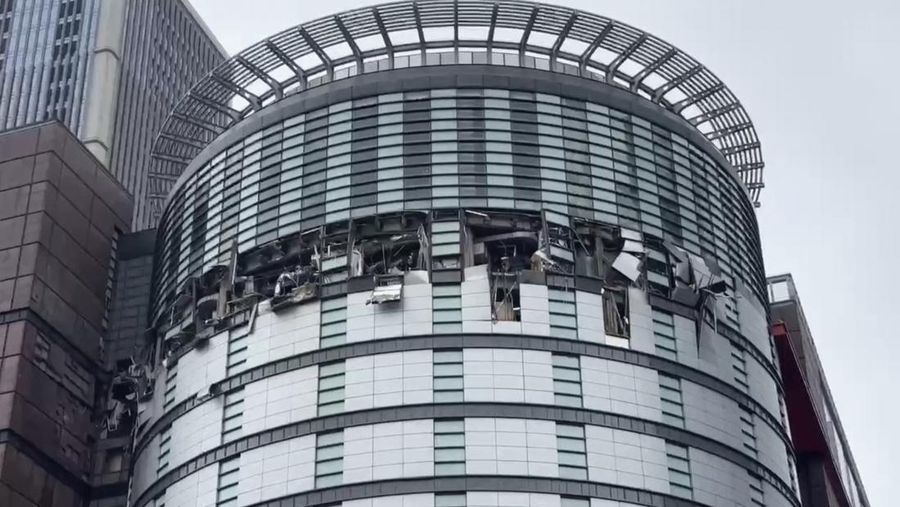 Gambar yang diambil dari video oleh TVBS Taiwan ini menunjukkan fasad bangunan department store Shin Kong Mitsukoshi yang rusak setelah ledakan di kota Taichung di Taiwan pada hari Kamis, 13 Februari 2025. (TVBS via AP )