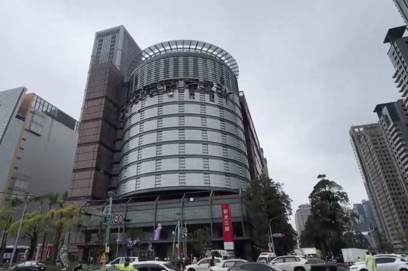 Gambar yang diambil dari video oleh TVBS Taiwan ini menunjukkan fasad bangunan department store Shin Kong Mitsukoshi yang rusak setelah ledakan di kota Taichung di Taiwan pada hari Kamis, 13 Februari 2025. Gambar yang diambil dari video oleh TVBS Taiwan ini menunjukkan fasad bangunan department store Shin Kong Mitsukoshi yang rusak setelah ledakan di kota Taichung di Taiwan pada hari Kamis, 13 Februari 2025. (TVBS via AP )