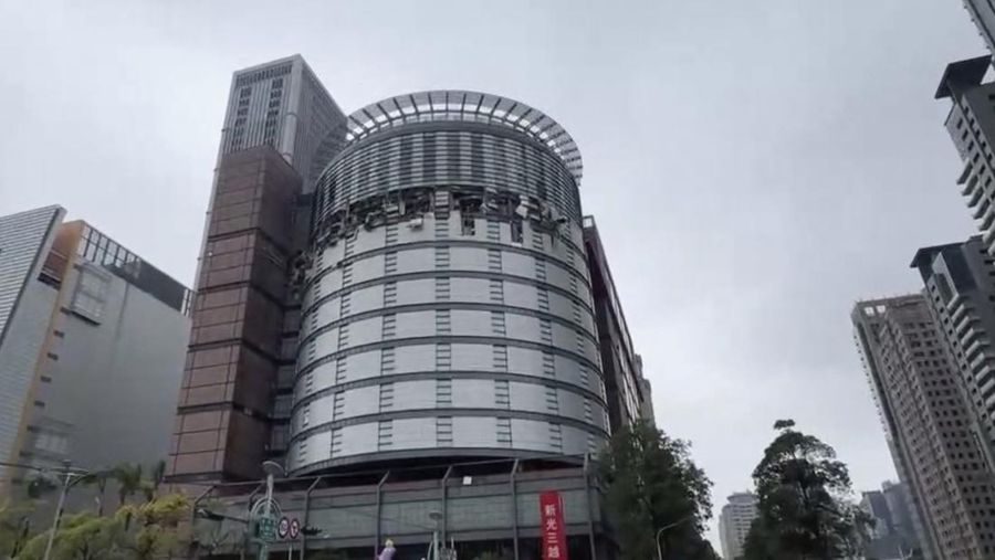 Gambar yang diambil dari video oleh TVBS Taiwan ini menunjukkan fasad bangunan department store Shin Kong Mitsukoshi yang rusak setelah ledakan di kota Taichung di Taiwan pada hari Kamis, 13 Februari 2025. (TVBS via AP )