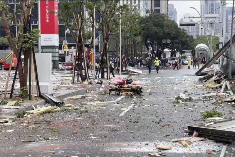 Gambar yang diambil dari video oleh TVBS Taiwan ini menunjukkan fasad bangunan department store Shin Kong Mitsukoshi yang rusak setelah ledakan di kota Taichung di Taiwan pada hari Kamis, 13 Februari 2025. (TVBS via AP )