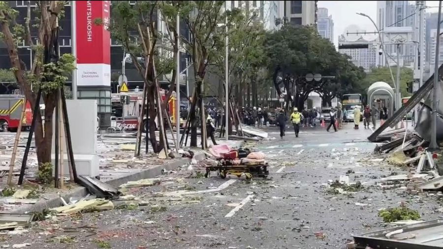 Gambar yang diambil dari video TVBS Taiwan ini menunjukkan puing-puing berserakan di jalan setelah ledakan di department store Shin Kong Mitsukoshi di kota Taichung di Taiwan pada hari Kamis, 13 Februari 2025. (TVBS via AP )