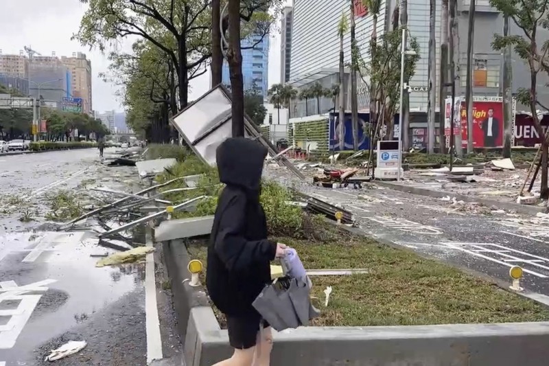 Gambar yang diambil dari video oleh TVBS Taiwan ini menunjukkan fasad bangunan department store Shin Kong Mitsukoshi yang rusak setelah ledakan di kota Taichung di Taiwan pada hari Kamis, 13 Februari 2025. Gambar yang diambil dari video oleh TVBS Taiwan ini menunjukkan fasad bangunan department store Shin Kong Mitsukoshi yang rusak setelah ledakan di kota Taichung di Taiwan pada hari Kamis, 13 Februari 2025. (TVBS via AP )