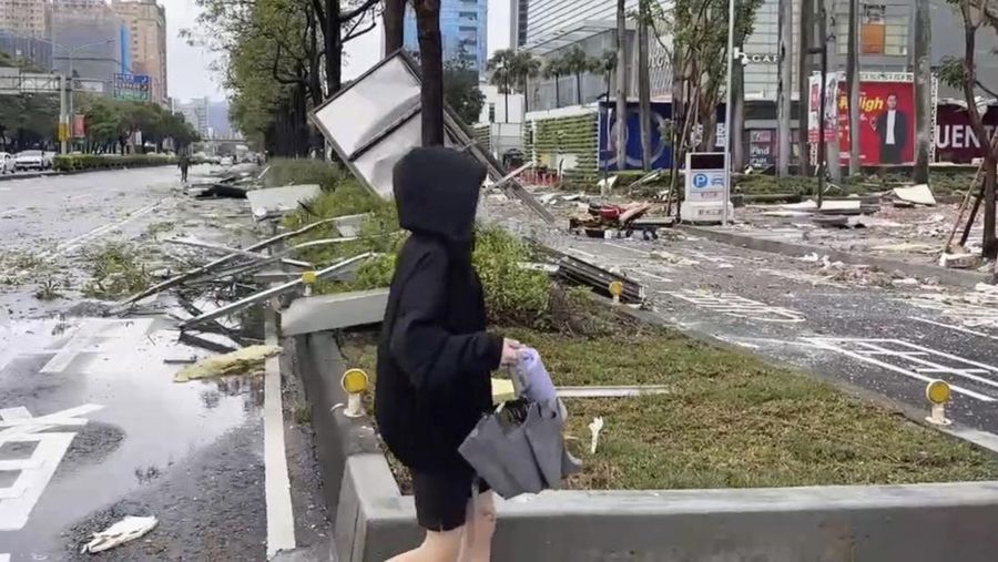 Gambar yang diambil dari video oleh TVBS Taiwan ini menunjukkan fasad bangunan department store Shin Kong Mitsukoshi yang rusak setelah ledakan di kota Taichung di Taiwan pada hari Kamis, 13 Februari 2025. (TVBS via AP )