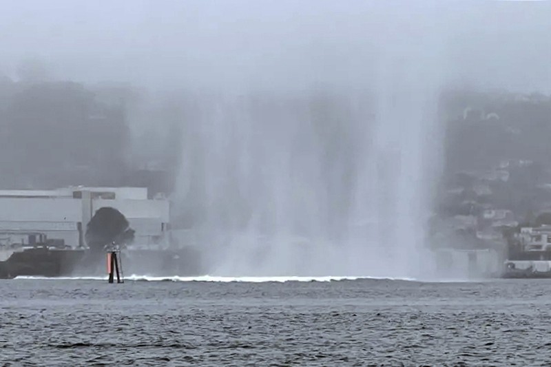 Gambar yang disediakan oleh Premier Sportfishing ini menunjukkan E/A-18G Growler sebelum jatuh di lepas pantai San Diego pada hari Rabu, 12 Februari 2025. (Capt. Brandon Viets/Premier Sportsfishing via AP)