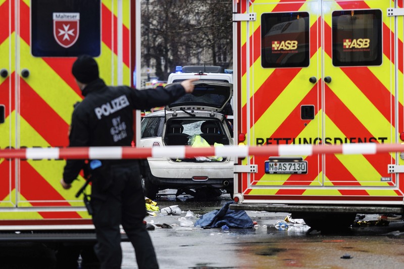 Germany Car Crowd Lokasi kecelakaan usai seorang pengemudi menabrak sekelompok orang di Munich, Jerman, Kamis 13 Februari 2025. (Peter Kneffel/dpa via AP)