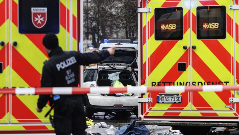 Lokasi kecelakaan usai seorang pengemudi menabrak sekelompok orang di Munich, Jerman, Kamis 13 Februari 2025. (Peter Kneffel/dpa via AP)