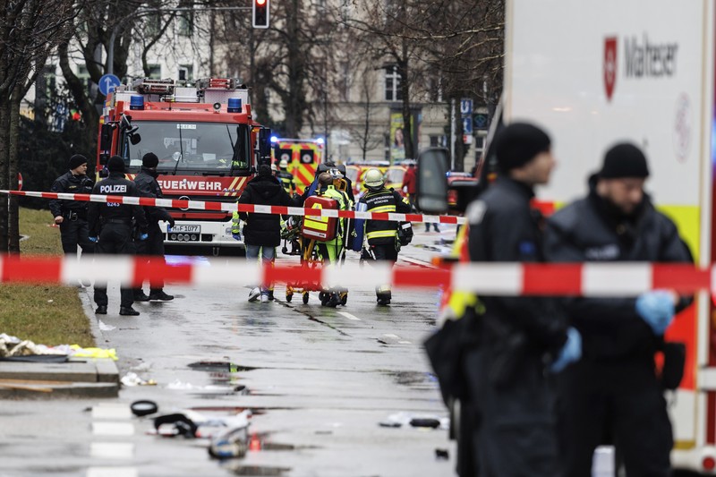 Germany Car Crowd Lokasi kecelakaan usai seorang pengemudi menabrak sekelompok orang di Munich, Jerman, Kamis 13 Februari 2025. (Peter Kneffel/dpa via AP)