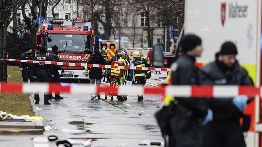 Lokasi kecelakaan usai seorang pengemudi menabrak sekelompok orang di Munich, Jerman, Kamis 13 Februari 2025. (Peter Kneffel/dpa via AP)